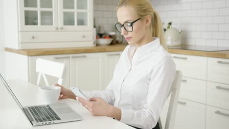 mujer joven exitosa que usa dispositivos