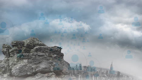 múltiples iconos de perfil flotando contra la roca y vista aérea del paisaje urbano