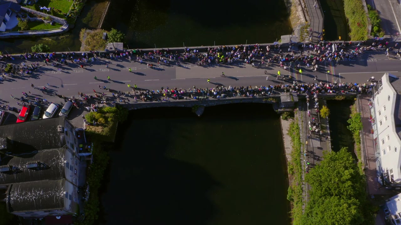 Il Ponte O'Brien affollato mentre gli spettatori attendono la parata del Galway Arts Festival. Vista aerea dall'alto.