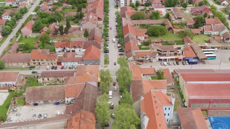 Toma-Aérea-Volando-A-Lo-Largo-De-Una-Calle-En-Novi-Sad,-Serbia-En-Una-Zona-Residencial