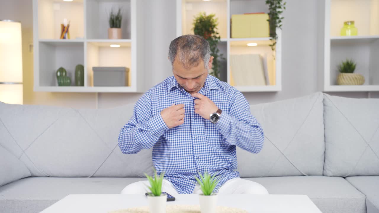 나쁜  ⁇ 새를 맡는 사람은 혼란스럽고 혐오스럽습니다.