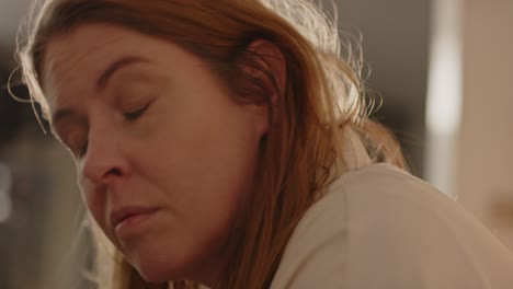 mujer en la sala de estar de repente mirando hacia arriba a un sonido
