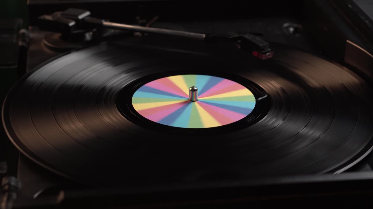 Primo piano di un giradischi vintage con vinile in rotazione e arresto automatico
