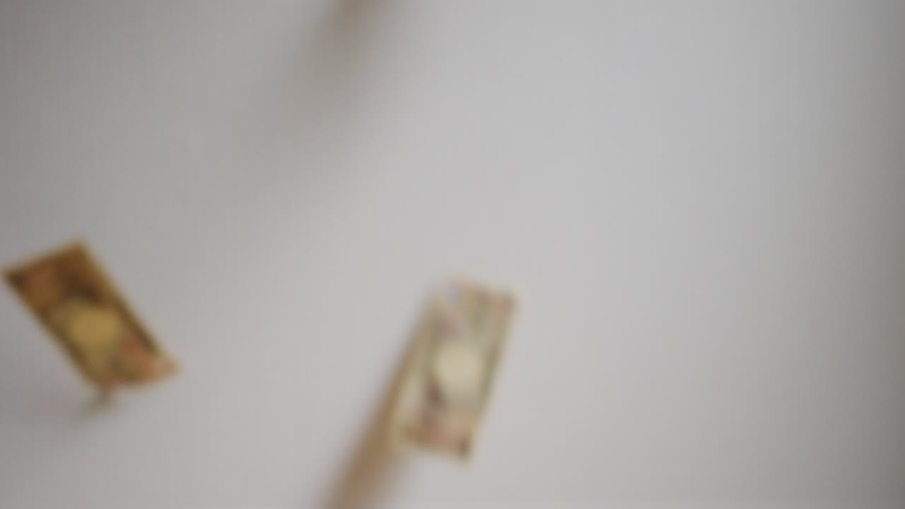 toma de algunos billetes de banco cayendo a través del