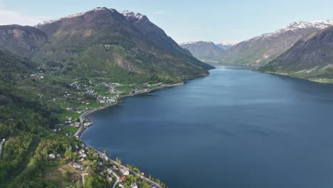 impresionante lustrafjorden y la aldea de luster - alta ángulo aérea de verano que muestra este brazo lateral de sognefjorden en noruega