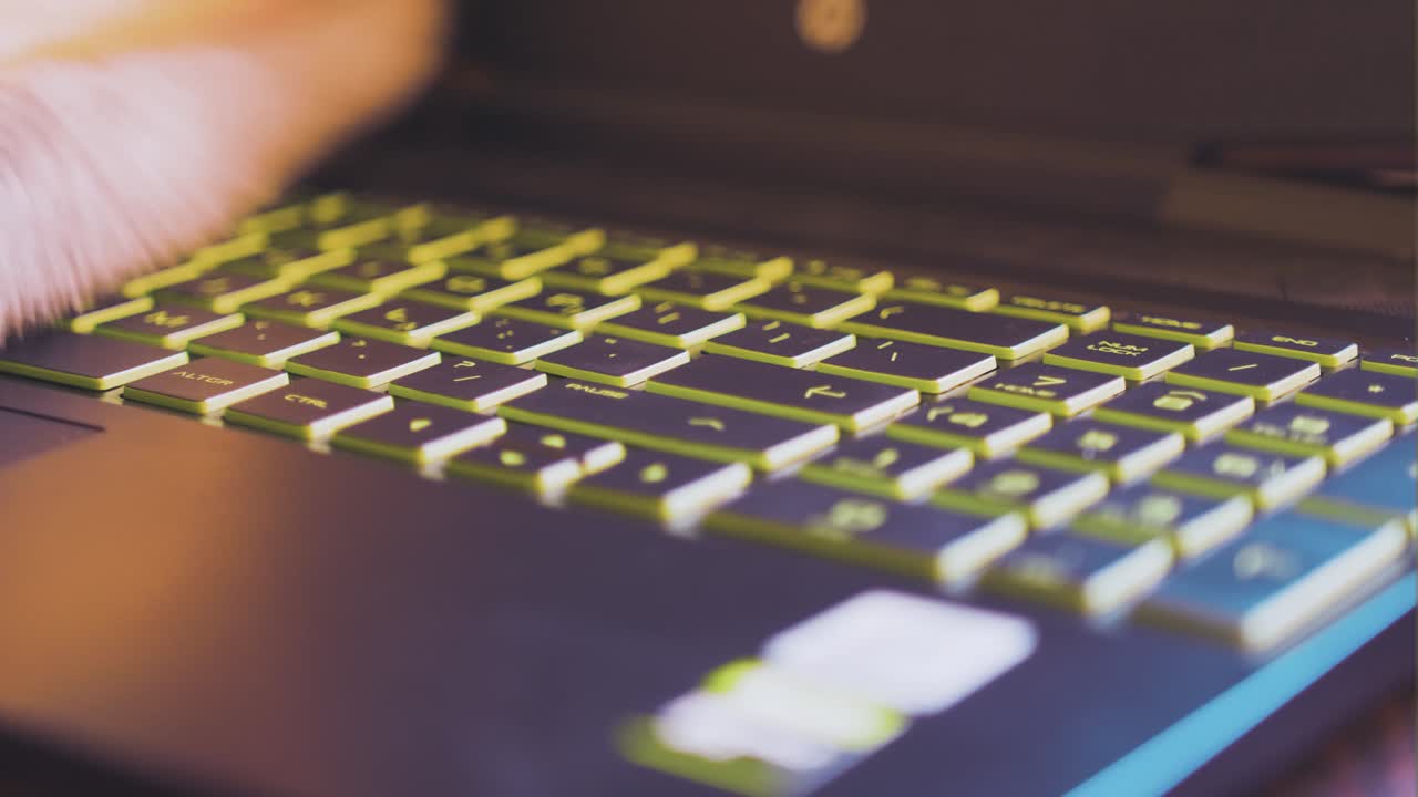 천으로 노트북의 키보드 청소