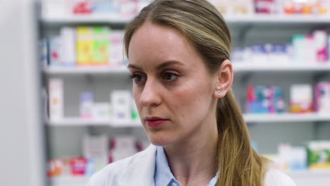 mujer trabajando en la farmacia