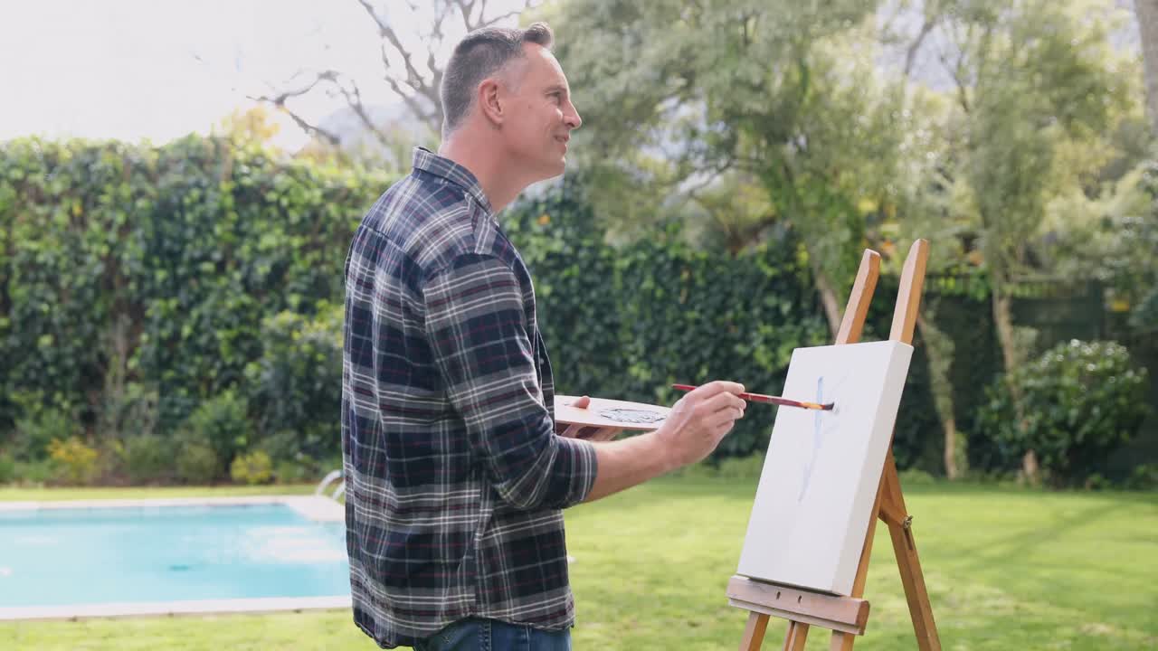 정원 4k에서 캔버스에 그림을 그리는 사람