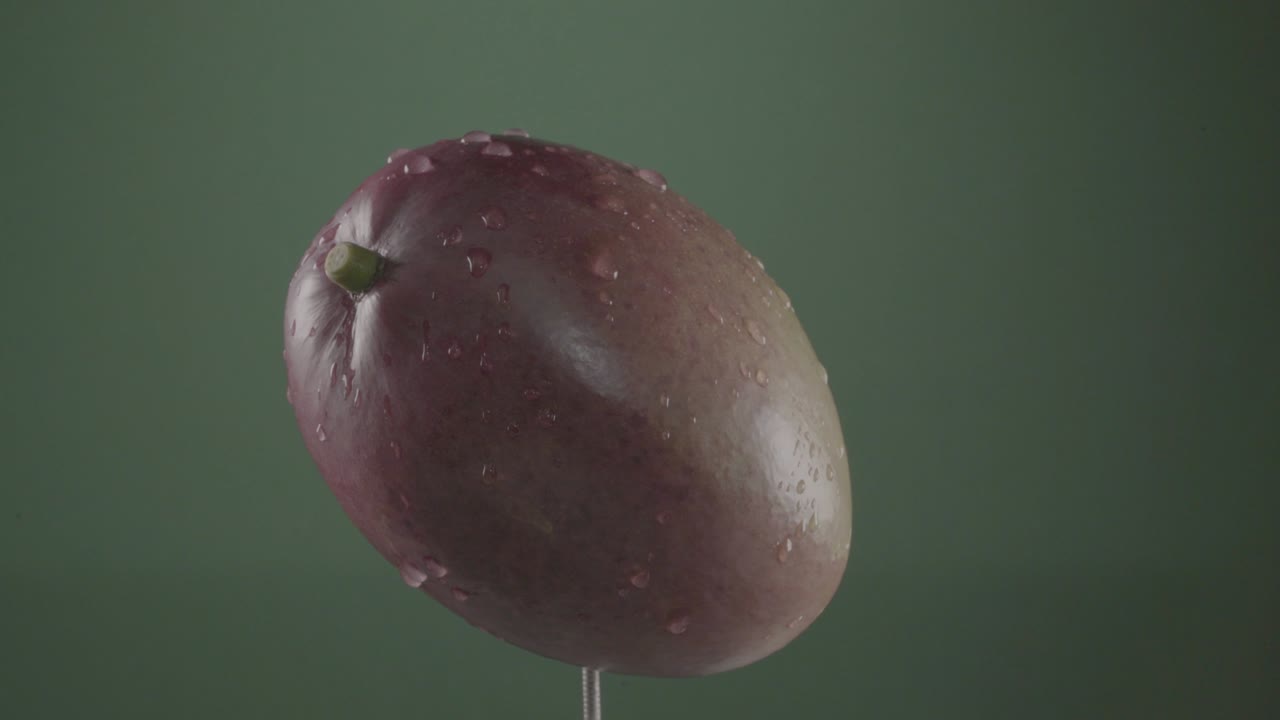 크로마 키를 위해 녹색 화면에 루프와 함께 회전하는 망고