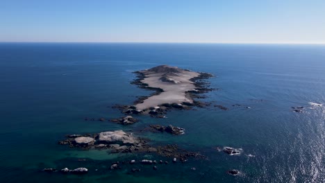 islas costeras aisladas contra el agua del océano azul profundo y el horizonte del pacífico