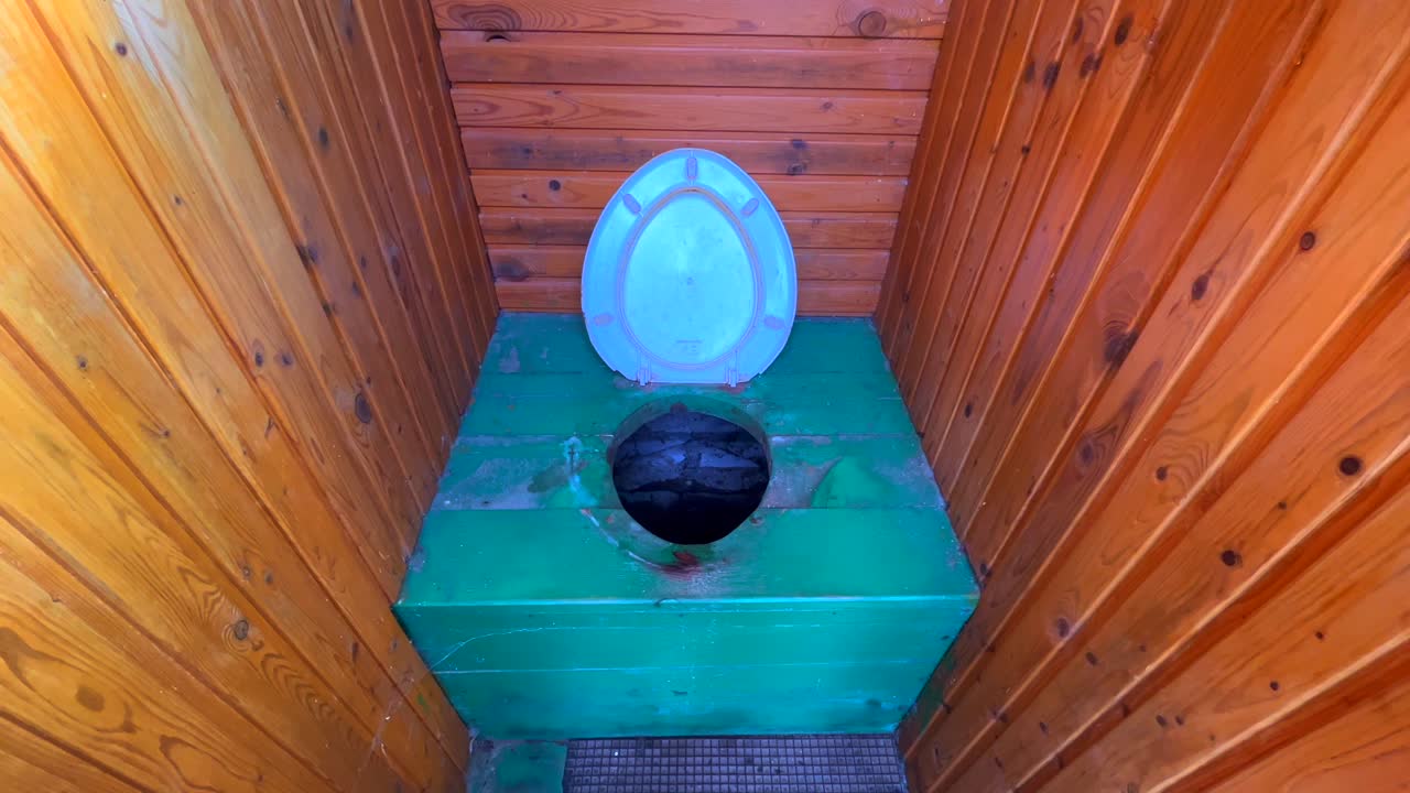 interior del inodoro de compostaje en el campo remoto de un antiguo país soviético