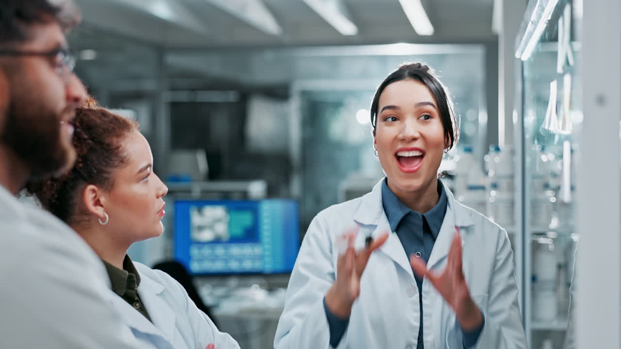 실험실에서 협력하는 과학자들