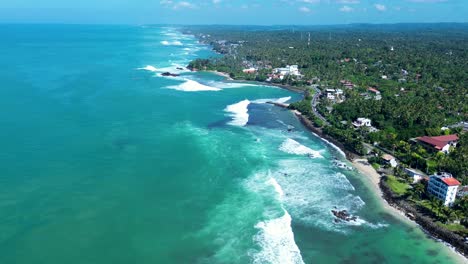 Luftdrohne,-Wellen-Des-Indischen-Ozeans-Krachen-In-Die-Bucht,-Tropische-Ferien,-Reise,-Stadtlandschaft-Entlang-Der-Küste,-Midigama,-Weligama,-Sri-Lanka,-Asien,-Tourismus