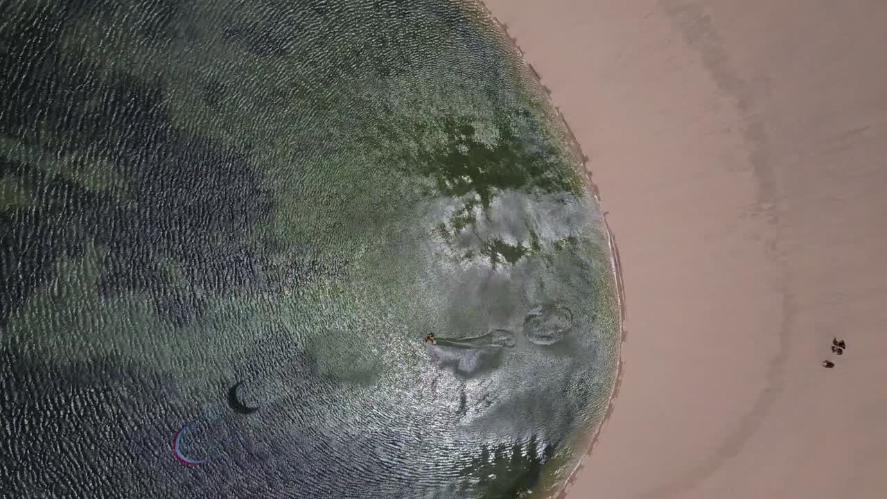 drone a vista de pájaro de kitesurfer en dakhla, marruecos