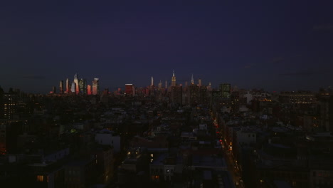 Imágenes-Panorámicas-Aéreas-De-La-Ciudad-Nocturna.-Horizonte-Con-Rascacielos-Del-Centro-Iluminados.-Manhattan,-Ciudad-De-Nueva-York,-Estados-Unidos