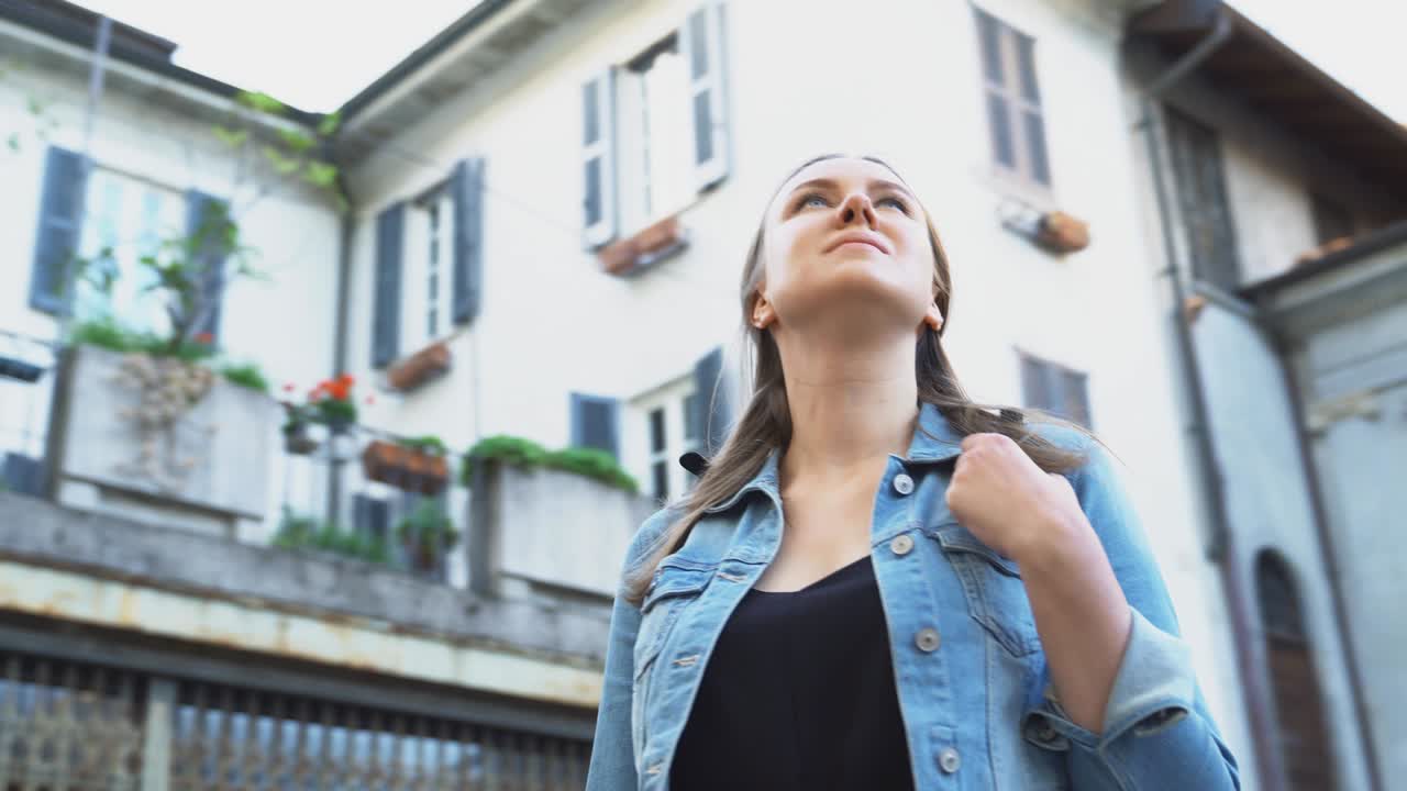 una turista femenina en la ciudad vieja. la cámara está volando.