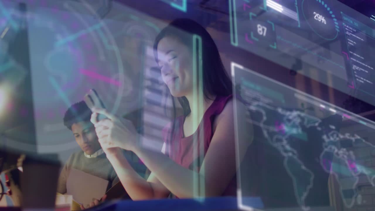 Mujer pulsando un smartphone iniciando una retransmisión en un centro tecnológico mientras un mapa digital evalúa las tarifas crecientes para su análisis