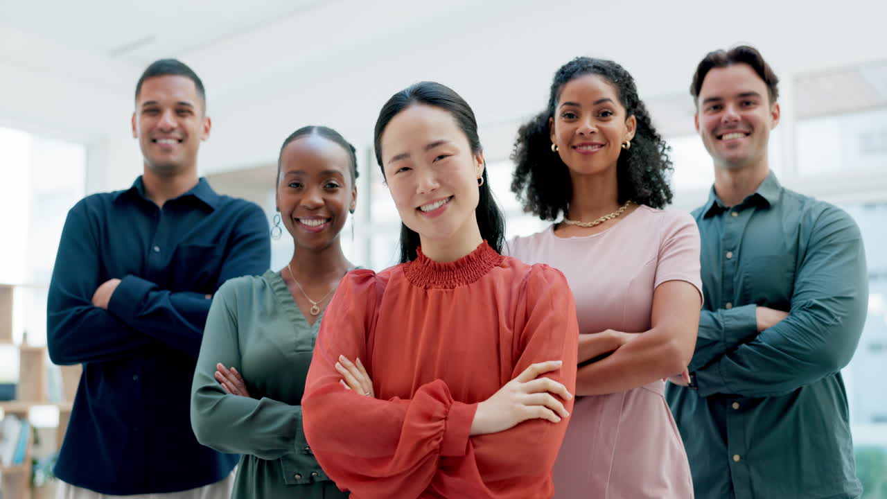 cara, abajo y gente de negocios en la oficina