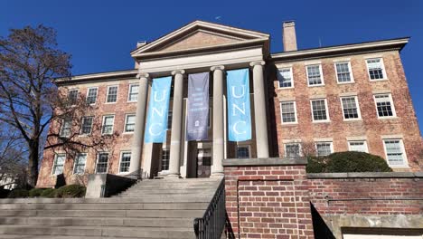 südgebäude unc chapel hill nordcarolina gehen sie den blauen himmel hinauf wintertag