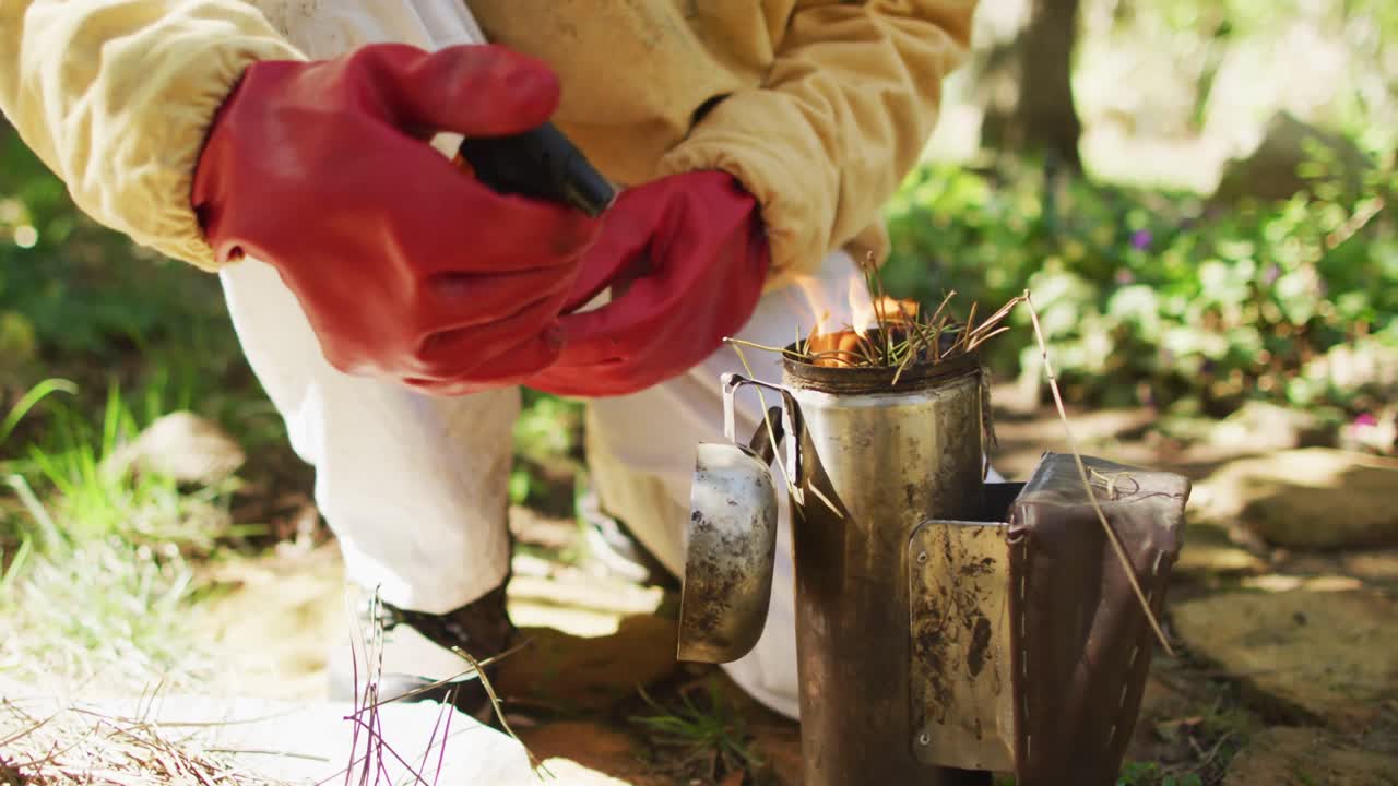 보호 의복 을 입은 백인 남성  ⁇ 벌 키우는 사람