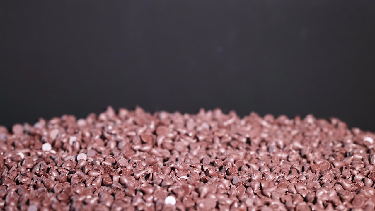 초콜릿 이 떨어지고 표면에 침착합니다.