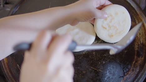 arepas, plato venezolano hecho de harina de maíz