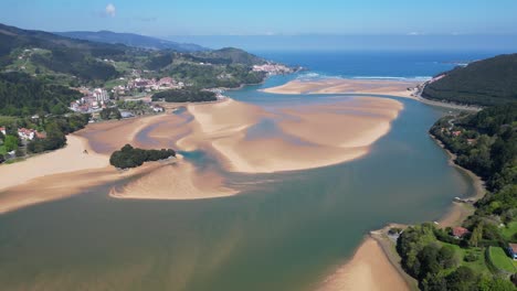 Estuario-De-Urdaibai-Y-Playas-En-El-Golfo-De-Vizcaya,-País-Vasco,-Norte-De-España---Círculos-Aéreos-4k