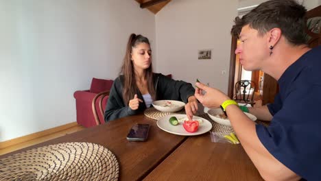 pareja disfrutando de una comida en casa