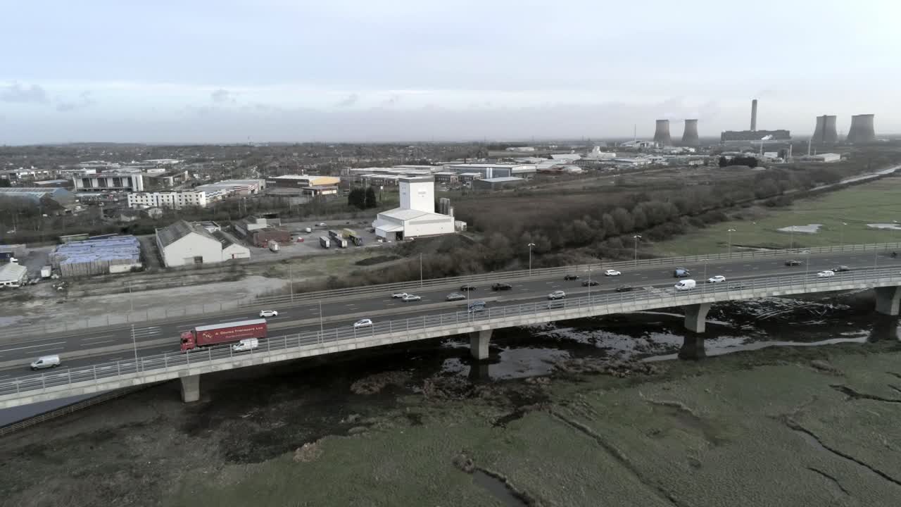 перекресток шоссе великобритания, вид с высоты на город, городской пейзаж городской транспорт трафик мост съезд с рампы полосы движения