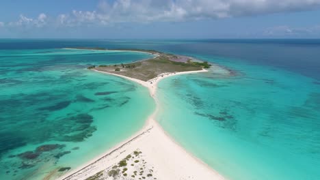 Tiro-Aéreo-Alto-Vuelo-Sobre-Cascada-Isla-Solitaria-Con-Banco-De-Arena,-El-Archipiélago-De-Rocas