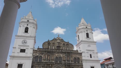 Basílica-Histórica-De-La-Catedral-Metropolitana-De-Santa-María-En-El-Casco-Antiguo-De-La-Ciudad-De-Panamá,-Tiro-Inclinado-Hacia-Abajo