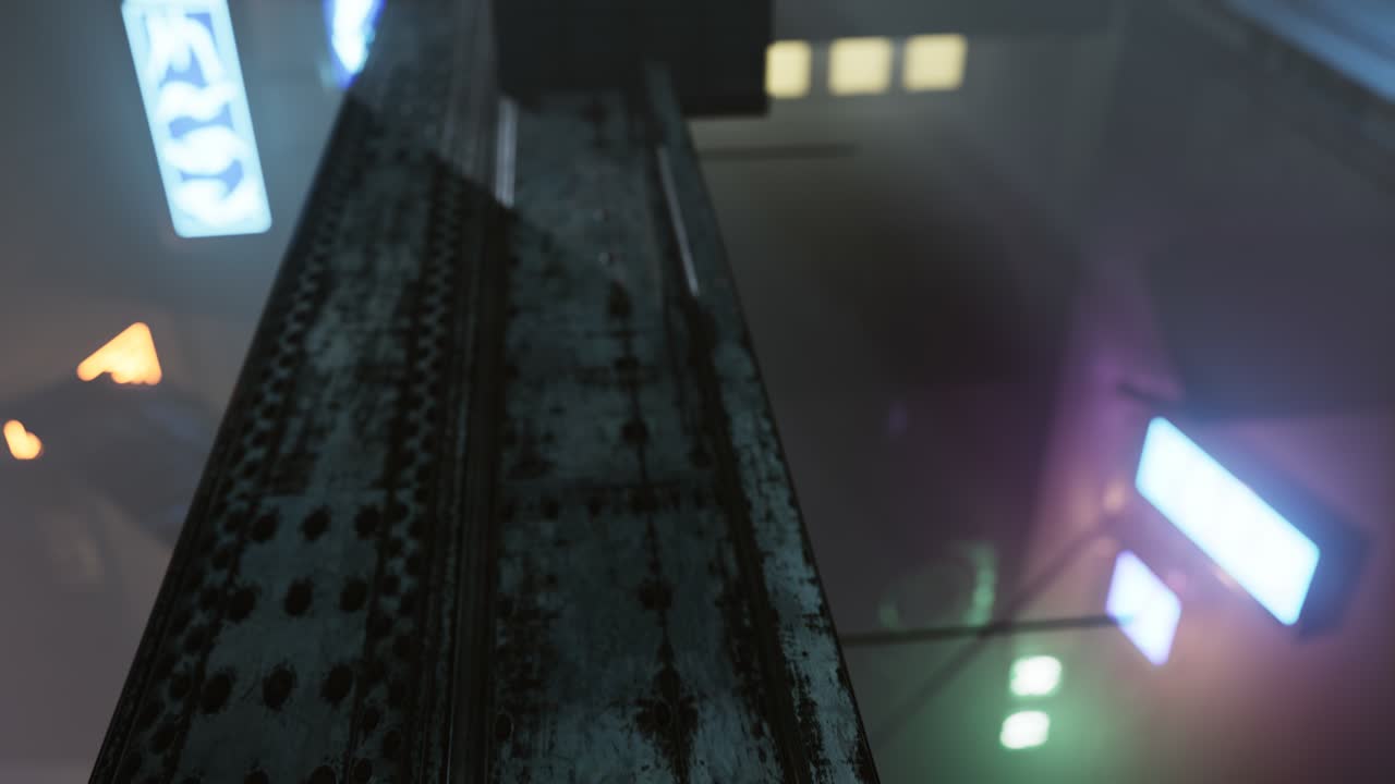 밤에 안개가 있는 거리에 부드러운 초점을 맞춘 네온 불빛