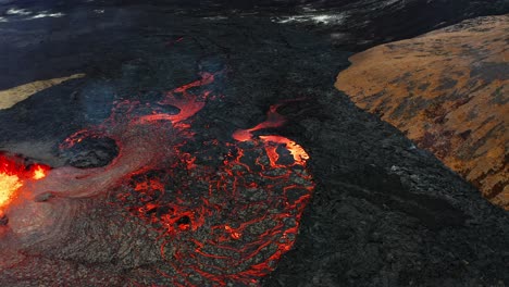 volcán activo en erupción de lava y magma en islandia