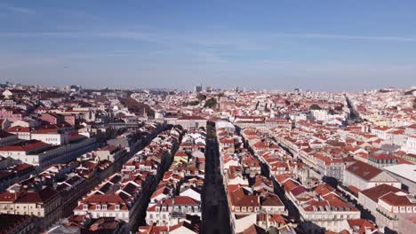 Impresionante-Vuelo-De-Drones-Sobre-La-Principal-Calle-Comercial-De-Lisboa,-Portugal,-La-Rua-Da-Prata-En-Un-Brillante-Y-Soleado-Día-De-Invierno