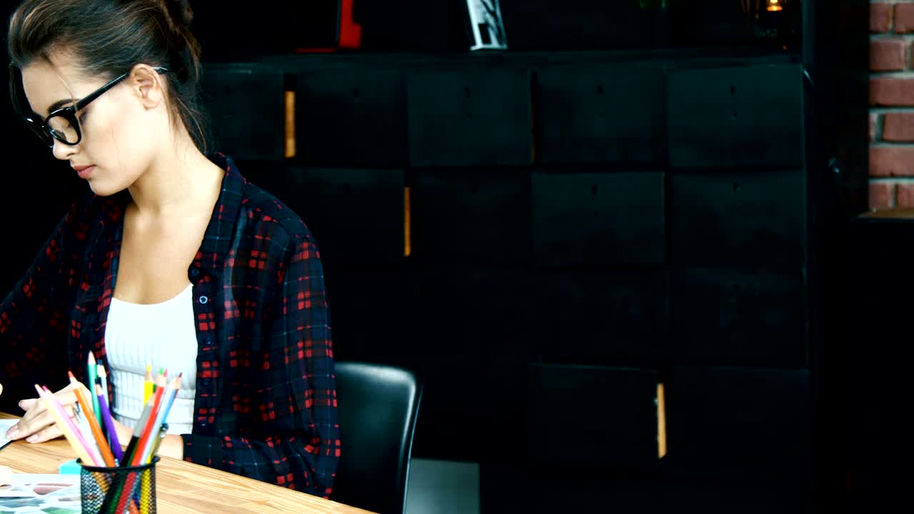 concepto de trabajar solo en la oficina