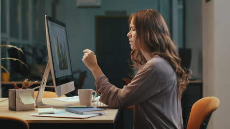 mujer de negocios mirando la pantalla grande. mujer cansada preparando gráficos de presentación.