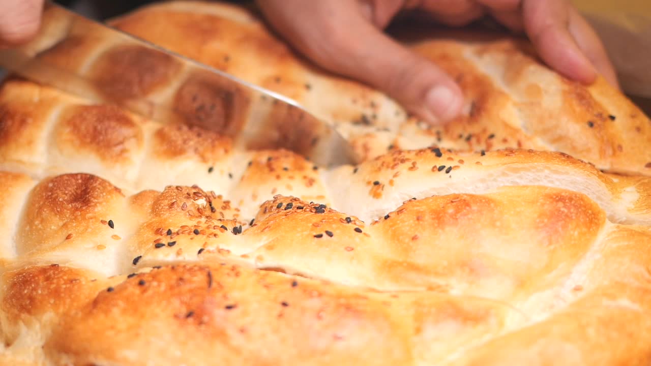 cortando un pan de pide turco