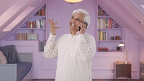 un viejo indio feliz hablando por teléfono.