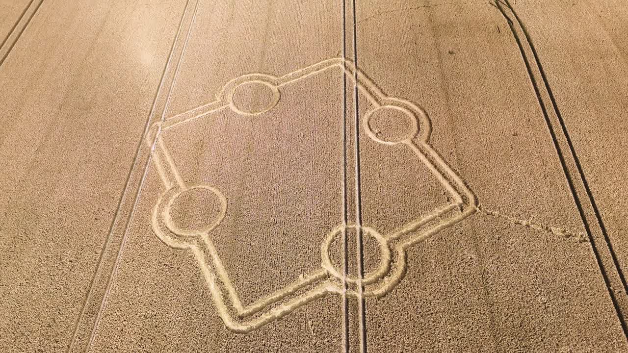 농촌 골든 경작 농경지에 있는 스톤 헨지 농작물 원을 향해 내려가는 공중 사진