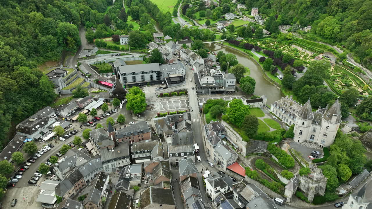 벨기에의 도르바이 시와 강변에 있는 성의 위쪽 전망