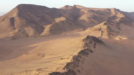 montañas en el desierto de arena cerca de zagora, marruecos