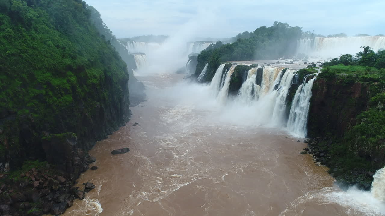 impresionante vista aérea de las impresionantes cataratas de iguazu, una maravilla natural a ambos lados de la frontera entre argentina y brasil.