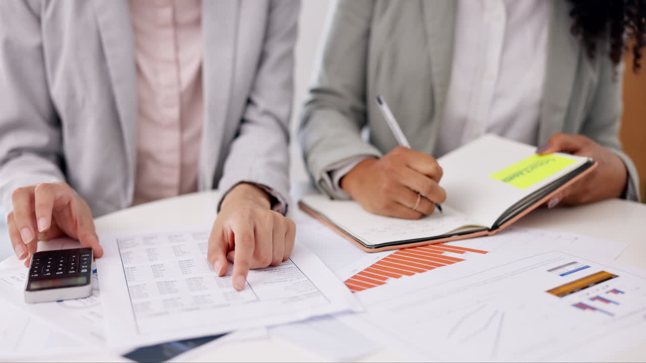 contabilidad, finanzas o manos de personas escribiendo