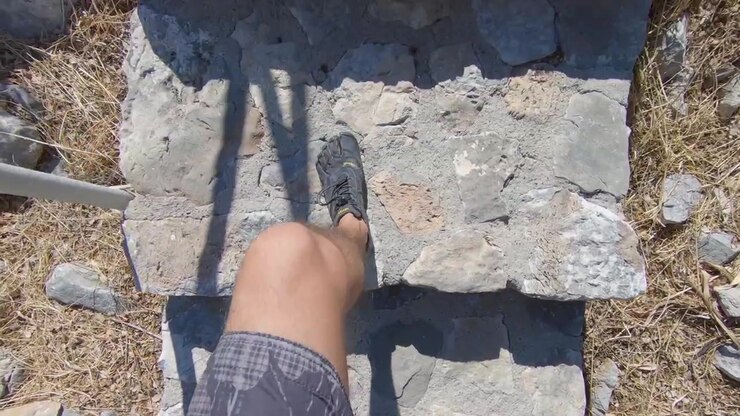 Yunanistan'ın güzel Rodos adasında doğal taş merdivenlerden tırmanma ve yukarı çıkma
