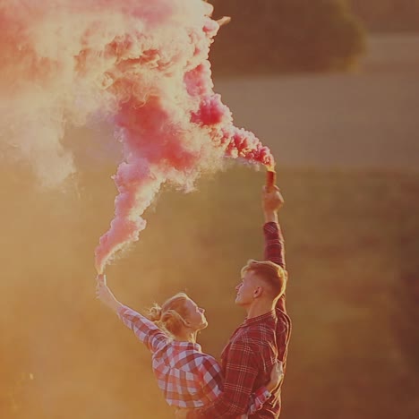 pareja con bombas de humo