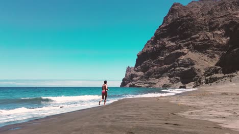 Frau-Läuft-Im-Sommer-Im-Urlaub-In-Zeitlupe-Am-Strand-Auf-Gran-Canaria,-Spanien