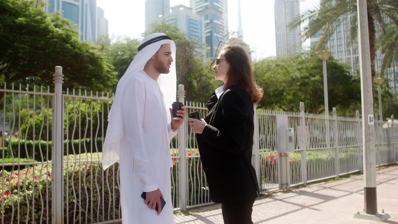 두 사람이 사업에 대해 이야기하고 있습니다.