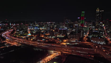 Atlanta-Antena-V786-Cinemático-Drone-Sobrevuelo-Dulce-Barrio-Auburn-Capturando-Senderos-De-Semáforo-De-Autopista-Y-Paisaje-Urbano-Iluminado-Del-Centro-Por-La-Noche---Filmado-Con-Mavic-3-Cine---Diciembre-De-2021