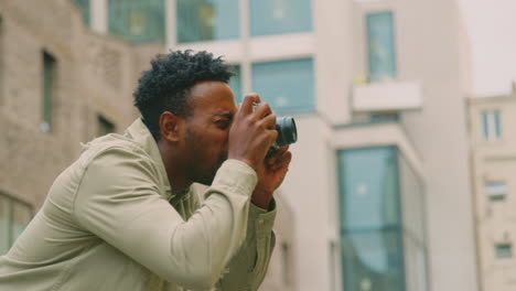 Joven-En-La-Ciudad-Tomando-Fotos-Con-Una-Cámara-Digital-Para-Publicarlas-En-Las-Redes-Sociales