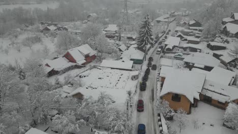 Drohnenansicht-Einer-Straße-Mit-Schnee-Und-Vielen-Im-Schnee-Steckenden-Autos